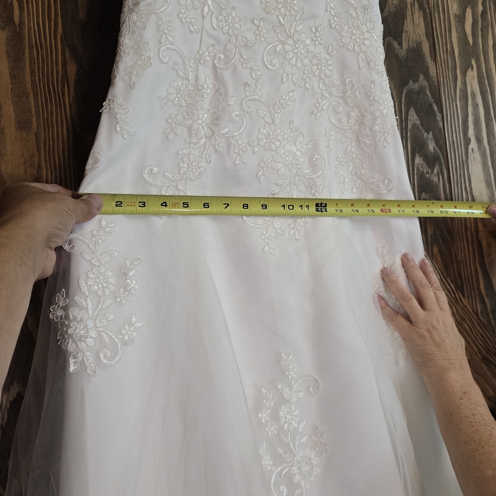 NWOT Elegant White Wedding Gown With Floral Lace Bodice Tulle Overlay Size 2 - Picture 10 of 13